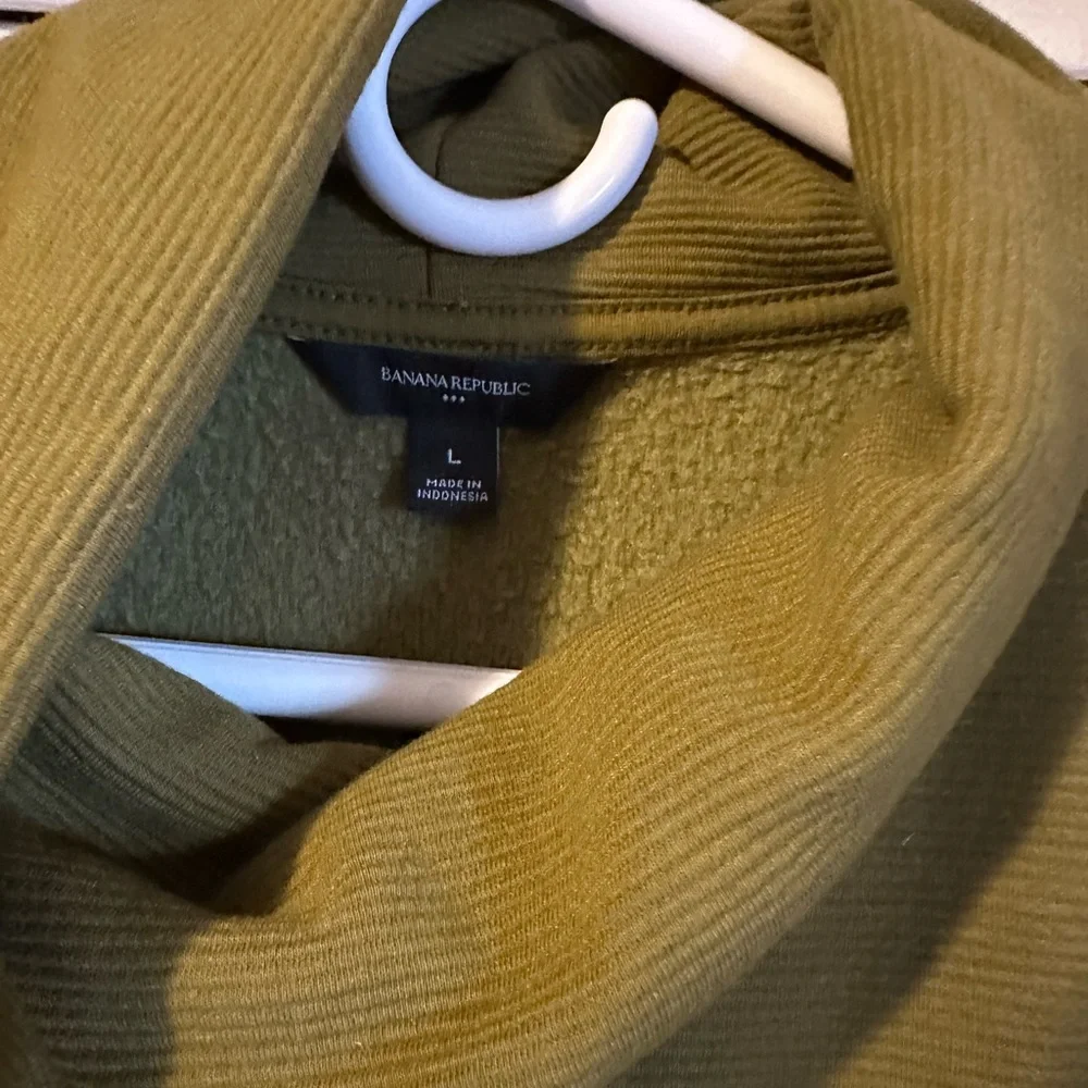 Banana Republic Men's Turtleneck Sweater in Olive - Picture 3 of 3